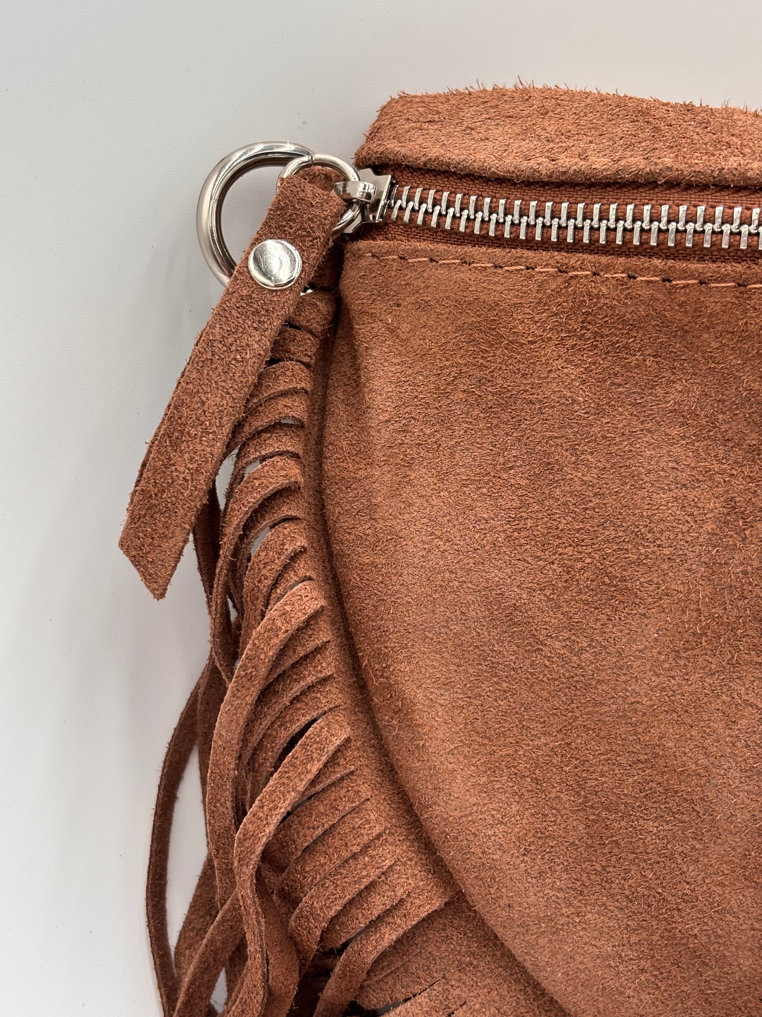 Bolsa de cintura e ombro em camurça com franjas