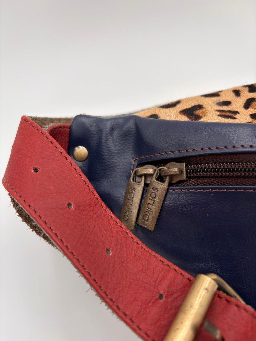 Bolsa de Cintura Animal Print Azul e Vermelho
