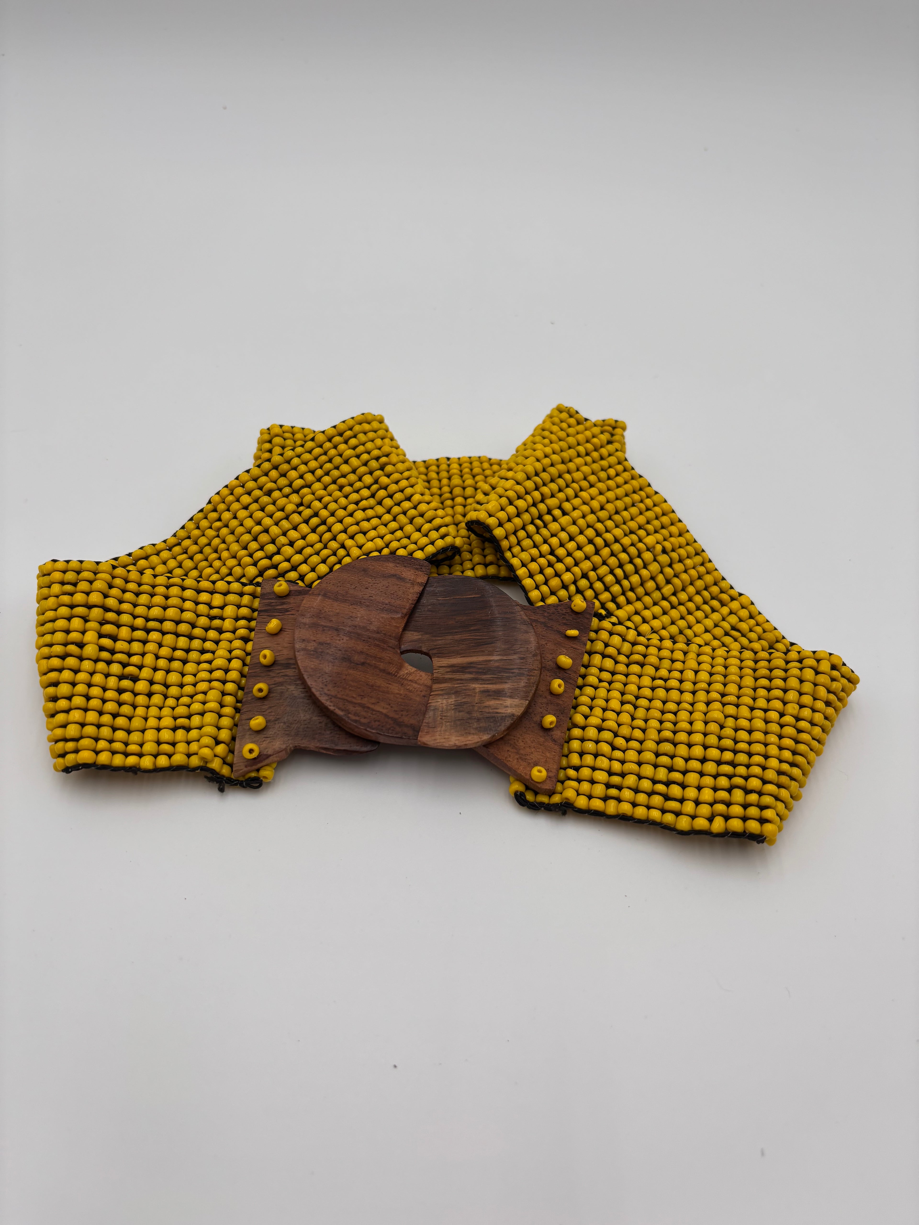 Cinto elástico com contas amarelo